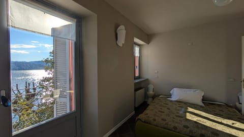 Bed, Natural landscape, View (from property/room), Balcony/Terrace, Photo of the whole room, Bedroom, Lake view