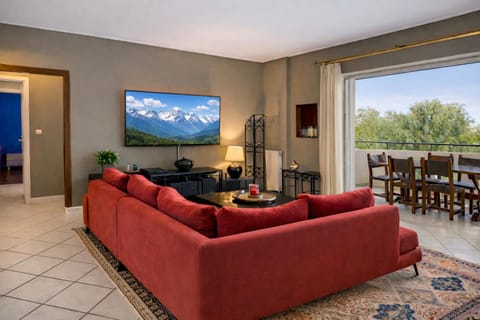 Patio, Communal lounge/ TV room, Natural landscape, TV and multimedia, View (from property/room), Balcony/Terrace, Living room, Seating area, Dining area, Evening entertainment, Mountain view