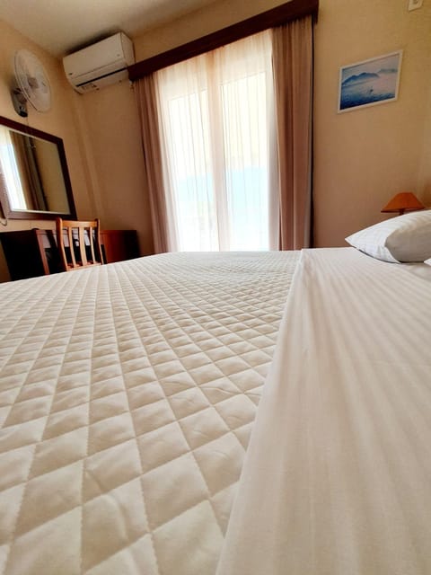 Bed, Photo of the whole room, Bedroom, air conditioner