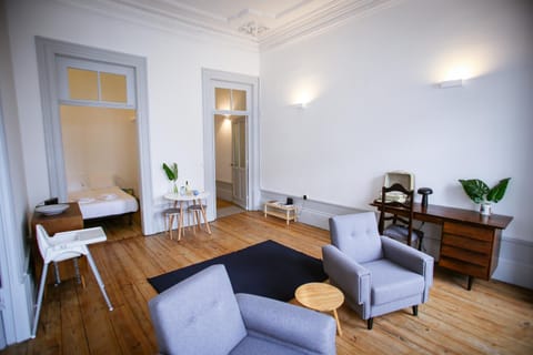 Living room, Photo of the whole room, Decorative detail, Seating area, On site, Family