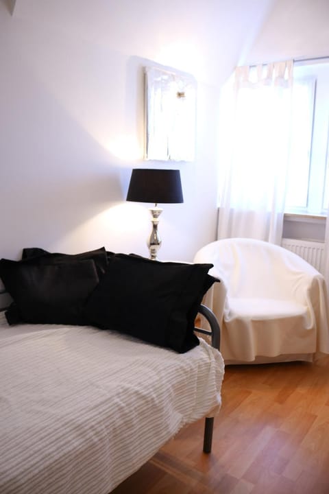 Bed, Living room, Photo of the whole room, Seating area, Bedroom, Family