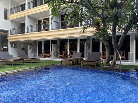 Property building, Patio, Day, Pool view, Swimming pool, sunbed