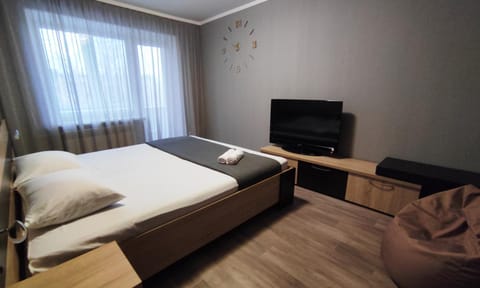 Bed, TV and multimedia, Bedroom