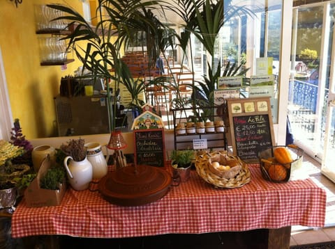 Food and drinks, Food