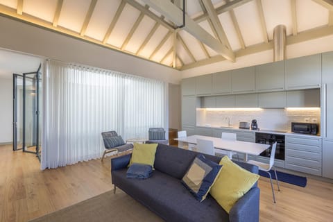 Coffee/tea facilities, Kitchen or kitchenette, Living room, Seating area, Dining area