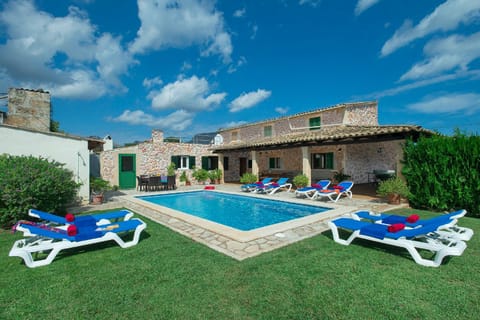Property building, Facade/entrance, Garden, Swimming pool, sunbed