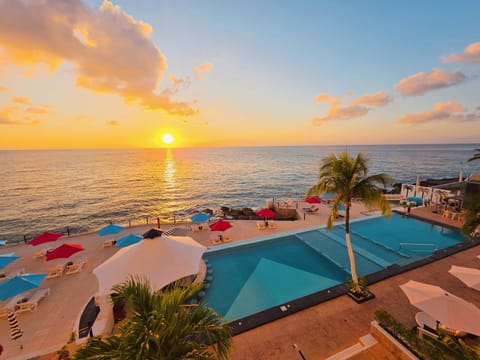 Day, Natural landscape, Beach, Pool view, Sea view, Swimming pool, Sunrise, Sunset, sunbed