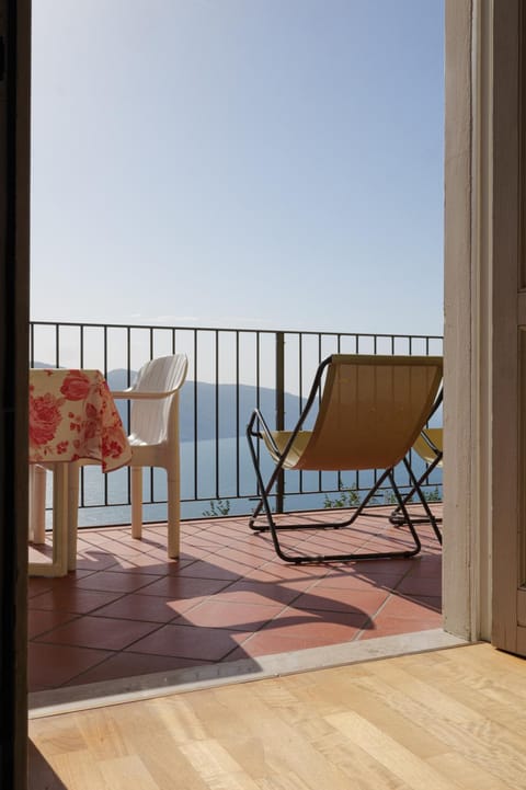 CASA NAVLA' AppartamentI "Ulivi"- "Fiori" -"Velieri"-"Luna"-"Nido"-"Taverna" Apartment in Tignale