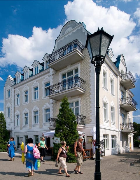 Property building, Day, City view, Location