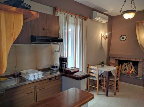 Kitchen or kitchenette, Dining area