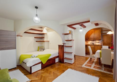TV and multimedia, Coffee/tea facilities, Kitchen or kitchenette, Living room, Seating area, Dining area, Bedroom