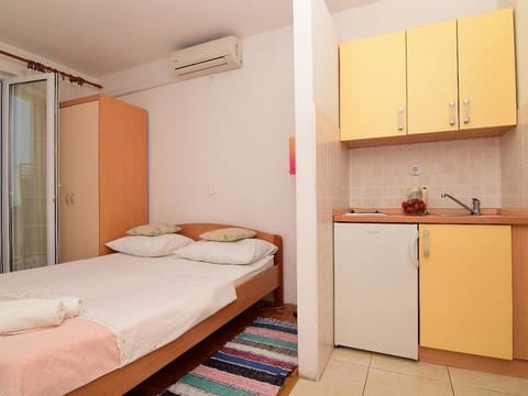 Bed, Kitchen or kitchenette