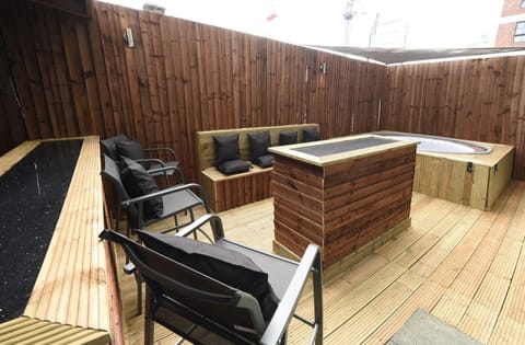 Slps 14 Hot Tub, Bar & Outdoor Terrace Apartment in Manchester