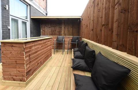 Slps 14 Hot Tub, Bar & Outdoor Terrace Apartment in Manchester