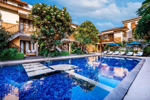 Property building, Patio, Garden, Garden view, Pool view, Swimming pool, sunbed