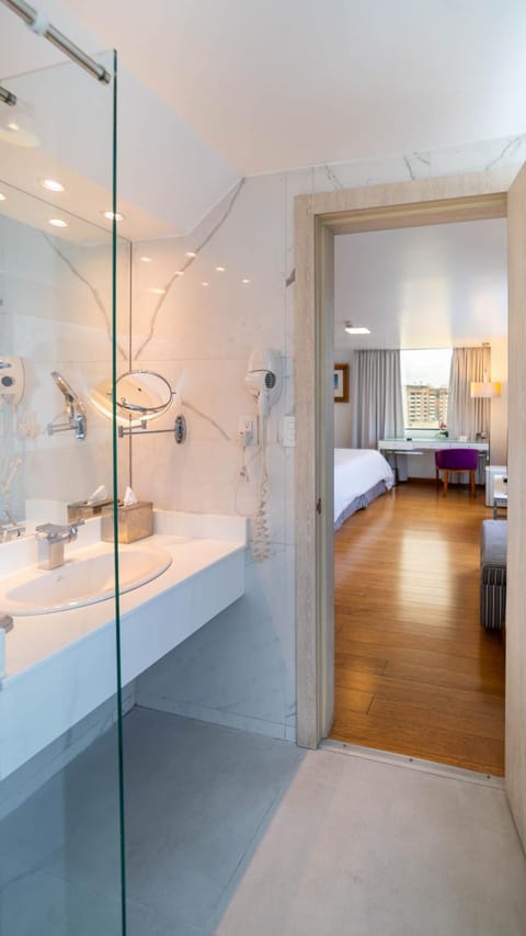 Restaurant/places to eat, Bathroom, Swimming pool, Breakfast, Buffet breakfast, minibar, safe
