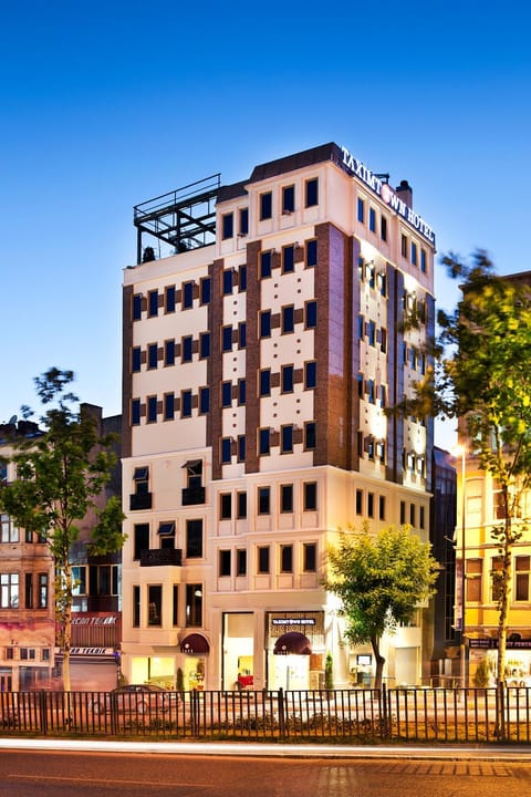 Property building, Facade/entrance, Day, City view, Location