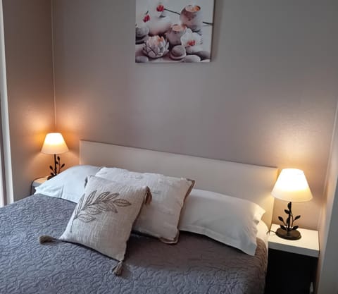 Bed, Photo of the whole room, Bedroom, Mountain view