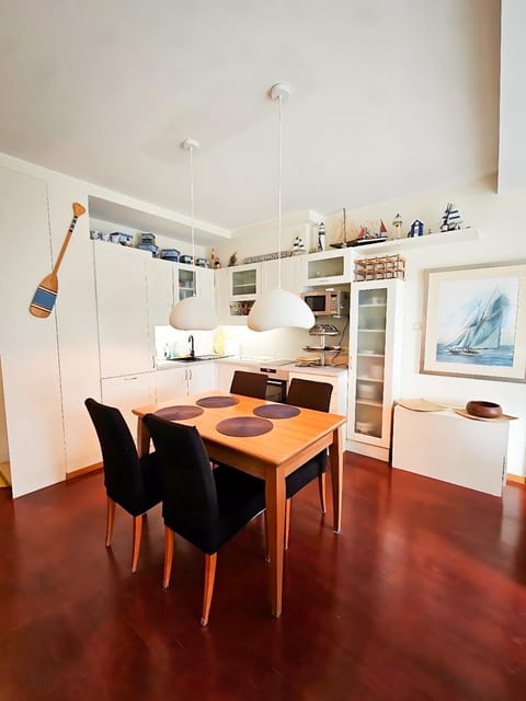 Kitchen or kitchenette, Dining area, Lunch, stove