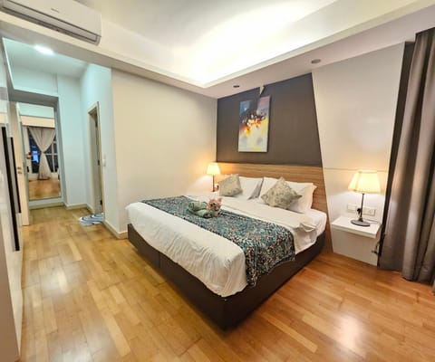 Bed, Photo of the whole room, Bedroom, towels