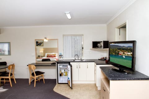 TV and multimedia, Kitchen or kitchenette, Food and drinks