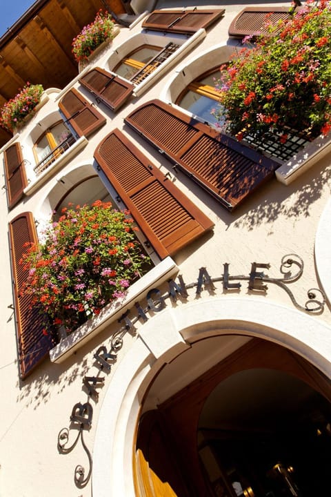 Day, Decorative detail