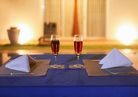 Patio, Restaurant/places to eat, Garden, Food and drinks, Swimming pool, Drinks