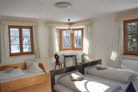 Photo of the whole room, Decorative detail