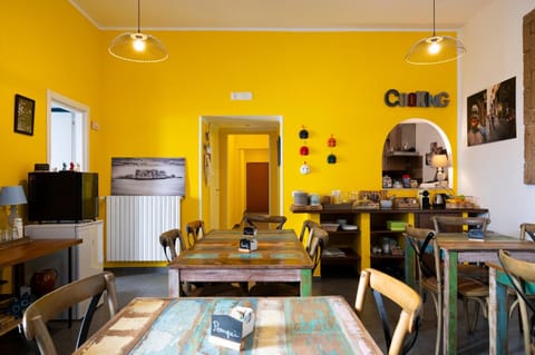 Living room, Seating area, Breakfast