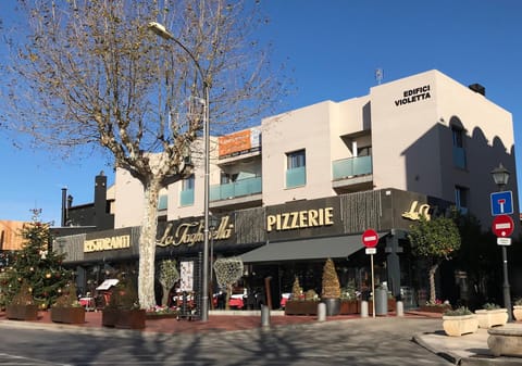 Restaurant/places to eat, Facade/entrance, Property logo or sign, On site