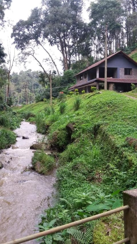 Property building, Facade/entrance, Spring, Natural landscape, Garden, Hiking, Garden view