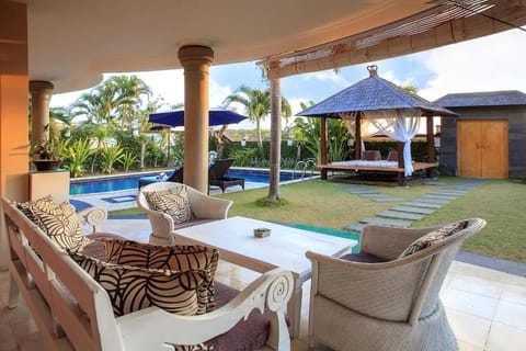 Patio, Day, Garden, Garden view, Pool view, Swimming pool, sunbed