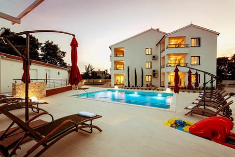 Property building, Patio, Summer, BBQ facilities, Garden, Balcony/Terrace, On site, Garden view, Pool view, Swimming pool, Sunset