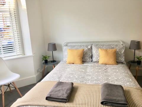 Highfield University House By Your Stay Solutions Short Lets & Serviced Accommodation Southampton With Garden House in Southampton