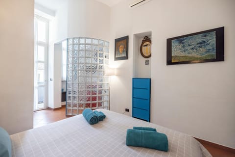 Bed, Photo of the whole room, towels, air conditioner