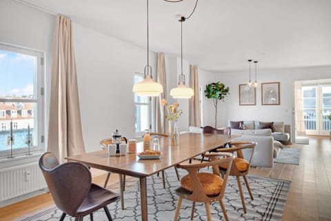 Restaurant/places to eat, Living room, Bedroom