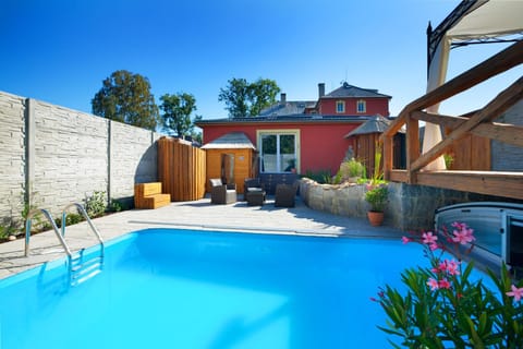Swimming pool, Swimming pool