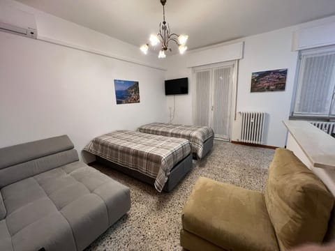 Bed, TV and multimedia, Living room, Photo of the whole room, Seating area, Bedroom