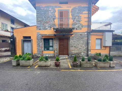 Property building, Day, Neighbourhood, Street view