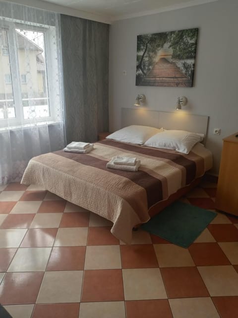 Property building, Bed, Photo of the whole room, towels