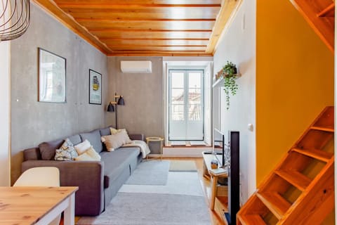 TV and multimedia, Living room, Seating area, internet, internet, air conditioner, air conditioner