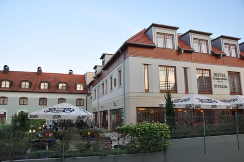 Property building, Restaurant/places to eat, Balcony/Terrace