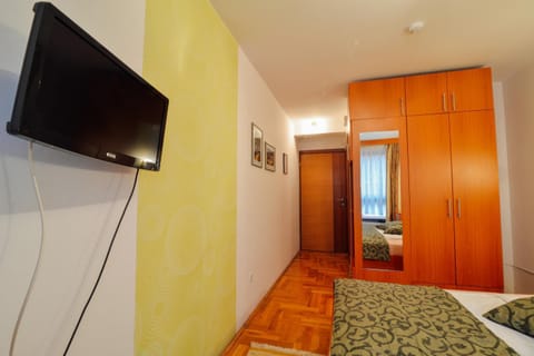 Bed, TV and multimedia, wardrobe