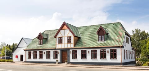 Property building, Facade/entrance, Day