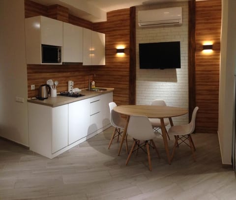 Kitchen or kitchenette, Dining area