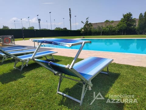 Swimming pool, sunbed