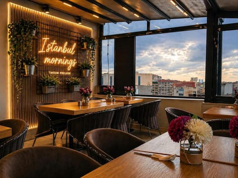 Restaurant/places to eat, Natural landscape, View (from property/room), Balcony/Terrace, Seating area, City view, Sea view, Street view, Breakfast, Quiet street view, acessibility