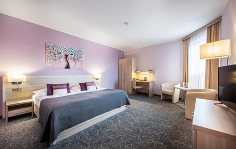 Bed, Photo of the whole room, Seating area, hair dresser