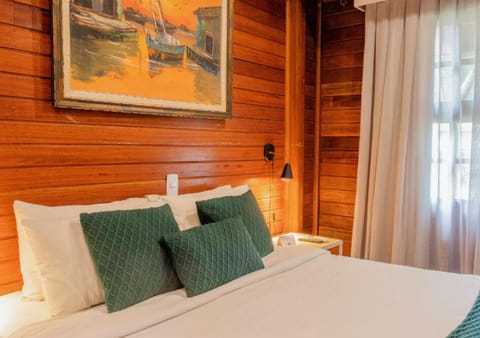 Bed, Hot Tub, TV and multimedia, View (from property/room), Photo of the whole room, Decorative detail, Bedroom, Landmark view, Area and facilities, Bath, fireplace, furniture, internet, towels, air conditioner