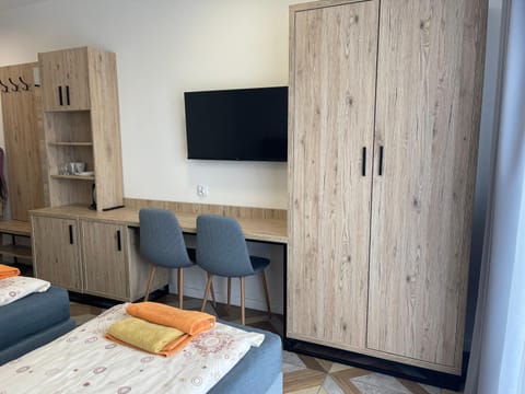 Bed, TV and multimedia, Photo of the whole room, Bedroom, wardrobe